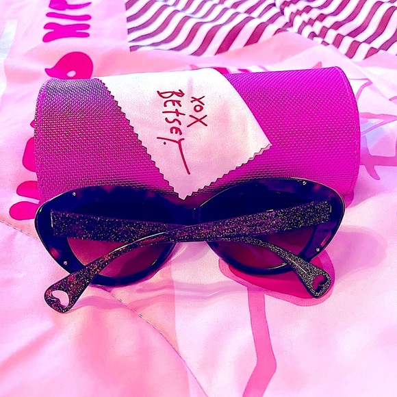 Betsey Johnson Sunglasses - Picture 3 of 11